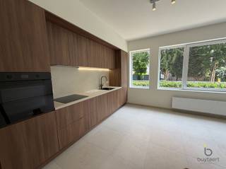 <p><span>Dit gerenoveerde gelijkvloers appartement combineert comfort, licht en een moderne uitstraling in de Tentoonstellingswijk, De Singel.</span></p><p><span>Het appartement heeft een aangename oppervlakte van 67 m² en geniet dankzij de grote raampartijen van veel natuurlijke lichtinval. Alles werd met oog voor detail vernieuwd, waardoor het appartement volledig instapklaar is.</span></p><p><span>De stijlvolle leefruimte sluit mooi aan op de moderne, volledig uitgeruste keuken, die een echte blikvanger vormt. Het geheel wordt afgewerkt met een elegante beige tegelvloer, die zorgt voor een warme en tijdloze sfeer doorheen het appartement.</span></p><p><span>Verder beschikt het appartement over twee slaapkamers en een smaakvol vernieuwde badkamer met een comfortabele inloopdouche.</span></p><p><span>Ook energetisch zit je goed: er wordt een nieuw EPC met label B voorzien.</span></p><p><span>De ligging is bijzonder praktisch. Je woont vlak bij een mooi park, met een bakker, apotheek en andere voorzieningen op korte afstand. Dankzij de nabijheid van belangrijke invalswegen zijn ook de rest van Antwerpen en de omliggende gemeenten vlot bereikbaar.</span></p><p><span>Een uitstekend gerenoveerd appartement voor wie op zoek is naar comfort, een moderne afwerking, veel licht en een gunstige ligging. Absoluut de moeite waard om te ontdekken!</span></p><p><span> </span></p><p><span>Vaste kosten bedragen €75 p/mnd + €15 voorschot op de CV ketel.</span></p><p><span> </span></p><p><span>Onmiddellijk beschikbaar.</span></p><p><span> </span></p>