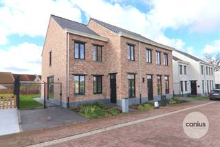 RUSTIG GELEGEN WONING MET 3 SLKS Deze leuke woning vindt haar thuisbasis in de Hoefsmidstraat 10 (Smisberg) te Gingelom. Het betreft een uiterst...