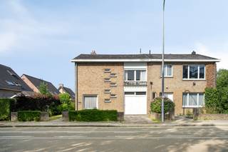 Op een perceel van 600 m² bevindt zich deze halfopen woning met een bewoonbare oppervlakte van 160 m². Met vier slaapkamers, een garage, veranda, berging en een aangebouwde hobbyruimte biedt deze woning heel wat ruimte en mogelijkheden.De woning beschikt over een solide structuur en vormt de ideale basis voor wie een woning volledig naar eigen smaak wil renoveren. Dankzij de praktische indeling en de ruime oppervlaktes zijn er tal van mogelijkheden.Buiten geniet u van een ruime tuin met een gunstige zuidoost- tot zuidwestoriëntatie, waardoor u de hele dag van de zon kunt genieten. Bovendien biedt de tuin veel privacy.Ook de ligging vormt een belangrijke troef. Met een Mobiscore van 8,6 woont u bijzonder centraal, vlak bij scholen, winkels, park- en groenzones. Daarnaast bevinden Brugge, het station en de E40 zich op korte afstand, wat zorgt voor een uitstekende bereikbaarheid.De aanwezige garage, berging, veranda en aangebouwde hobbyruimte bieden extra comfort en heel wat praktische mogelijkheden.Interesse? Plan je bezoek in via Dewaele.com!De algemene voorwaarden van Dewaele DIY kunt u steeds raadplegen via dewaele.com.Dit pand is onderworpen aan de renovatieverplichting van de Vlaamse overheid voor residentiële gebouwen (behoudens bij sloop binnen 5 jaar na de aankoop). Consulteer voor meer informatie de website van het Vlaams Energie- en Klimaatagentschap via https://www.vlaanderen.be/een-woning-kopen/renovatieverplichting-voor-residentiele-gebouwenBestuursmaatregelen in het maatregelenregister: nee