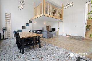 Recent, ruim appartement met uniek karakter in centrum Diksmuide!<br /><br />Dit appartement, gerenoveerd in 2023 bevindt zich in de stadskern en beschikt over een verrassend ruime leefruimte met hoge plafonds, grote raampartijen en een mezzanine. De open keuken sluit hier mooi op aan en is volledig uitgerust met Siemens-toestellen.<br /><br />Op deze verdieping bevinden zich daarnaast 1 tot 2 slaapkamers, een badkamer met douche, lavabo en toilet; een technische ruimte en een balkon met prachtig vergezicht. Via de leefruimte is er eveneens verbinding met de twee zolderkamers, die bijkomende mogelijkheden bieden.<br /><br />De overige twee slaapkamers bevinden zich op de bovenverdieping. Eén van beide geeft rechtstreeks toegang tot de vierde slaapkamer, wat bijvoorbeeld interessant kan zijn als kinderkamer met aansluitende hobby- of studieruimte.<br /><br />Een bijzondere troef van dit appartement is de ruime gemeenschappelijke binnenplaats van 1.376 m², een uitzonderlijke buitenruimte midden in de stad. Daarnaast beschikt het appartement over een privatief keldergedeelte met individuele meters.<br /><br />Een appartement met een uitgesproken karakter, verrassend veel mogelijkheden en een bijzondere combinatie van ruimte en buitenruimte in het hart van de stad.<br /><br />De vermelde prijs is een richtprijs. Elk bod wordt voorgelegd aan de eigenaar, die het recht behoudt dit te aanvaarden of te weigeren.<br /><br />Neem een voorsprong en vraag uw gratis, vrijblijvende waardebepaling aan via: www.residentievastgoed.be/gratisonlineschatten<br /><br />EPC: 110 kWh/m² B-label | Ref.: DI00083