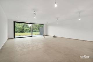 OPEN HUIS ZONDER AFSPRAAK - 23/09/2026 - 17-19U<br /><br />Bent u op zoek naar een energiezuinige nieuwbouwwoning waar u nog uw eigen stempel op kunt drukken? Dan is deze recente gesloten bebouwing, opgeleverd in 2025, ongetwijfeld een unieke opportuniteit. Gelegen op een vlot bereikbare locatie in Sint-Lievens-Houtem combineert deze woning hedendaags wooncomfort. Bij het betreden van de woning komt u terecht in een ruime inkomhal met gastentoilet en voldoende plaats voor een vestiaire. Vanuit de inkomhal bereikt u zowel de ruime inpandige garage als de lichtrijke woon- en eetkamer. Dankzij de grote raampartijen geniet de leefruimte van een overvloed aan natuurlijk licht en een mooi zicht op het aangelegde terras en de achterliggende tuin. De keuken vormt het centrale hart van de woning en wordt volledig afgestemd op uw persoonlijke woonwensen. Als koper beschikt u over een keukenbudget van €15.000, waardoor u de keuken volledig naar eigen smaak en stijl kunt laten realiseren. Op de eerste verdieping bevinden zich drie volwaardige slaapkamers en een smaakvol ingerichte badkamer die reeds volledig werd afgewerkt. Via een vaste trap bereikt u de tweede verdieping, een polyvalente ruimte die perfect kan ingericht worden als vierde slaapkamer, bureau, hobbyruimte of extra leefruimte. Hierdoor groeit de woning moeiteloos mee met uw toekomstige woonbehoeften. Ook op technisch vlak voldoet deze woning aan de hoogste hedendaagse normen. Zo beschikt ze over een ventilatiesysteem type D, zonnepanelen en een gunstig E-peil 30, wat garant staat voor een energiezuinige en comfortabele woonervaring. Buiten sluit het aangelegde terras naadloos aan op de tuin, waar u geniet van een aangenaam groen uitzicht en alle rust om te ontspannen. De totale vraagprijs bedraagt €475.000 en bestaat uit een grondaandeel van €115.000 en een constructiewaarde van €360.000. Voldoet u aan de geldende voorwaarden, dan kan u de constructie aankopen aan het verlaagde btw-tarief van 6%, wat een aanzienlijk financieel voordeel kan opleveren.<br /><br />