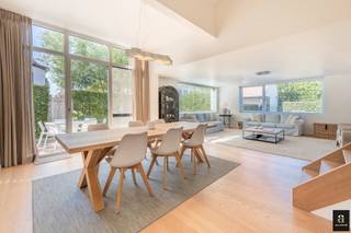 Prachtige, lichtrijke woning nabij het pittoreske Oosthoekplein in het Zoute, op wandelafstand van zowel de zee als het Zwin.<br />Indeling: Gelijkvloers: inkomhal met vestiaire en gastentoilet, ruime en lichte woonkamer met hoge plafonds, open keuken met eetruimte die uitgeeft op de zonnige tuin en het terras. Praktische bijkeuken/wasplaats. Bureel of gastenkamer met uitzicht op tuin en velden, eveneens met toegang tot een terras.<br />Eerste verdieping: royale master bedroom met inloopdressing en badkamer voorzien van inloopdouche, ligbad, dubbele lavabo en toilet. Twee volwaardige slaapkamers, aparte douchekamer en een afzonderlijk toilet op de nachthal.<br />Tweede verdieping: extra (vijfde) slaapkamer.<br />Verder beschikt de woning over een ruime inpandige garage en twee extra parkeerplaatsen buiten. Volledig privatief dankzij een poort aan de straatzijde.<br />Gelegen op een toplocatie, vlak bij de charmante Oosthoek en het prachtige natuurgebied Het Zwin.