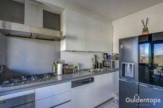 <p>Recent volledig vernieuwd en instapklaar appartement gelegen op de 4de verdieping van een verzorgd en perfect onderhouden gebouw. Ideaal gesitueerd aan de Groenenborgerlaan met vlotte verbinding naar belangrijke uitvalswegen, universiteiten, winkels en scholen. Bovendien bevindt u zich op wandelafstand van diverse parken en openbaar vervoer, wat zorgt voor een perfecte combinatie van bereikbaarheid en groen.<br />Indeling: ruime inkomhal met praktische ingemaakte kasten, royale en lichtrijke leef- en eetruimte met grote raampartijen en een prachtig open uitzicht, moderne volledig ingerichte keuken met rechtstreekse toegang tot een ruim balkon, drie volwaardige slaapkamers en een stijlvolle badkamer met inloopdouche.<br />Bijzonderheden:<br />Airconditioning aanwezig<br />Kelderberging inbegrepen<br />Goede EPC-score (B)<br />Perfect onderhouden gebouw<br />Lage maandelijkse kosten<br />Zoveel ruimte (125m2) 3 volwaardige slaapkamers, alle comfort en kwaliteit op deze topligging is zeldzaam.<br />Maak nu snel uw afspraak voor onze eerste bezoekdag op zaterdag 14 maart en mis deze unieke opportuniteit niet!</p>