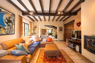 Voor meer info van deze woning of een gratis waardebepaling van je eigen woning: 016 199 340 of info@homixx.be.<br /><br />Homixx Vastgoed stelt u met trots deze uitzonderlijke en energiezuinige villa voor, gelegen op een indrukwekkend perceel van 2.542 m² aan de Oude Putsebaan in Keerbergen. <br />Deze woning biedt met een bewoonbare oppervlakte van 314 m² een perfecte balans tussen ruimte, modern comfort en een rustgevende, groene omgeving. <br />De villa onderging in 2003 een grondige verbouwing, waarbij kosten noch moeite werden gespaard om aan de hedendaagse woonstandaarden te voldoen.<br /><br />Bij het betreden van de woning valt direct het lichtrijke karakter en de kwalitatieve afwerking op. De royale leefruimte staat in direct contact met de uitgeruste keuken en de ruime veranda (geplaatst in 2008), wat samen het kloppende hart van de woning vormt. <br />Een absolute troef op het gelijkvloers is de comfortabele master bedroom met en-suite badkamer en dressing. <br />Daarnaast beschikt deze verdieping over een bureauruimte met een inspirerend zicht op de tuin, een praktische berging/wasplaats en directe toegang tot de inpandige garage.<br /><br />Op de verdiepingen vinden we nog eens vier volwaardige slaapkamers en een tweede, afgewerkte badkamer. <br />De woning is technisch volledig up-to-date met een gunstige EPC-score B, asbestveilig, een modern ventilatiesysteem type D en een geïsoleerde kruipkelder. <br />Buiten geniet u in alle privacy van de prachtig aangelegde, ruime tuin met zwemvijver en het sfeervolle terras.