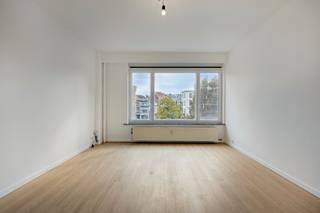 <p><span>2 SLK appartement met terras van ca. 40 m²</span></p><p><span> </span></p><p><span>Aan de Kruishofstraat in Antwerpen bevindt zich dit verzorgd afgewerkte appartement met twee slaapkamers en een royaal terras. Het appartement werd recent gerenoveerd en afgewerkt met lichte houtlookvloeren en een eigentijdse keuken en badkamer, wat zorgt voor een frisse, harmonieuze uitstraling.</span></p><p><span> </span></p><p><span>De ruime leefruimte geniet dankzij het grote raam van een aangename natuurlijke lichtinval en biedt plaats voor een gezellige zithoek en een eetruimte. De afzonderlijke keuken combineert witte kasten met een donker werkblad en een spatwand in marmerlook. Ze is uitgerust met een gas kookplaat, oven en dampkap en biedt rechtstreeks toegang tot het terras.</span></p><p><span> </span></p><p><span>Beide slaapkamers zijn afgewerkt in dezelfde lichte stijl. De badkamer beschikt over een inloopdouche met glazen wand en marmerlookbekleding, een wastafelmeubel in warme houttint en een spiegelkast. Daarnaast is er een afzonderlijk toilet.</span></p><p><span> </span></p><p><span>Een absolute troef is het grote terras van circa 40 m², met ruimte voor een eettafel, een loungehoek en groen naar eigen smaak. Hier geniet u van een open uitzicht en een aangename buitenruimte.</span></p><p><span> </span></p><p><span>Het appartement heeft EPC-label C, een conforme elektrische installatie en geen asbest. Het appartement beschikt over een privatieve kelder. </span></p><p><span>Een autostaanplaats kan bijkomend worden aangekocht voor € 15.000.</span></p><p><span> </span></p><p><span>De ligging nabij Park Den Brandt, invalswegen en openbaar vervoer maakt dit appartement bijzonder aantrekkelijk voor wie comfortabel wil wonen met groen en een vlotte bereikbaarheid in de buurt.</span></p><p><span> </span></p><p><span>Interesse? Contacteer ons voor meer informatie of een bezoek ter plaatse!</span></p><p><span> </span></p>