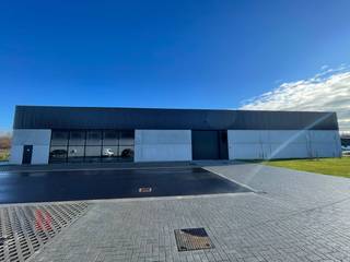 Nieuwbouw magazijnruimte met een oppervlakte van maar liefst 883 m² in combinatie met 7 privatieve parkeerplaatsen. De casco magazijnruimte...