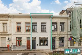 <p><span>Achter deze verzorgde en stijlvolle gevel schuilt een charmante, volledig gerenoveerde woning in de trendy Boho-wijk, op wandelafstand van het levendige Moorkensplein. Deze instapklare woning combineert hedendaags comfort met een moderne uitstraling en beschikt over drie slaapkamers en een aangename, zuidgerichte stadskoer. Dankzij de uitstekende ligging bevindt u zich op een steenworp van tal van hippe adresjes, gezellige cafés en restaurants. Bovendien biedt de directe omgeving een uitgebreid aanbod aan voorzieningen: winkels, scholen, apotheken en openbaar vervoer zijn allemaal vlot bereikbaar. </span></p><p><span> </span></p><p><span>Grootste troeven:</span></p><p><span>-Centrale gegeerde locatie</span></p><p><span>-Instapklare woning, mooi gerenoveerd</span></p><p><span>-Gunstig EPC (B) van 118kWh/(m²jaar)</span></p><p><span>-Geïsoleerd dak </span></p><p><span>-Gezellige zuidgerichte stadskoer</span></p><p><span> </span></p><p><span>Indeling:</span></p><p><span>-Kelder: praktische kelder (8m²), ideaal voor stockage.</span></p><p><span>-GLVL: bij het binnekomen via de inkomhal worden we verwelkomt door een sneakpeak van de keuken. De keuken, die volledig is geïnstalleerd, gaat naadloos over in de eetkamer. Achteraan bevindt zich de ruim en lichte living met doorgang naar de gezellige zuidgerichte stadskoer (20m²). Tot slot is er nog een apart toilet beschikbaar.</span></p><p><span>-V1: Hier treffen we de 1ste volwaardige slaapkamer terug alsook een ingerichte badkamer met inloopdouche en aansluiting voor het wasmachine en droogkast.</span></p><p><span>-V2: Bovenaan bevinden zich 2 slaapkamers (16m² &amp; 8m²), waarvan de grotere geniet van een extra mezzanine (6m²)</span></p><p><span> </span></p><p><span>Schrijf je nu in voor de kijkdag! </span></p><p><span>Voor meer informatie kan u terecht bij Area Partners: info@area.be of 03/284.60.60</span></p>
