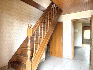 In een rustige en kindvriendelijke wijk van Sint-Lodewijk (Deerlijk) vind je deze degelijk gebouwde woning met mooie oprit, voortuin, garage, en gezellige veranda en 4 slaapkamers.<br /><br />Bij het binnenkomen valt meteen de lichtrijke leefruimte op, met voorin de praktische keuken die aansluit op de eet- en zithoek. De ruime inpandige garage met aansluitende wasruimte/berging, ideaal voor extra opbergruimte of hobby’s. Via de veranda geniet u het hele jaar door van het zicht op de gezellige, onderhoudsvriendelijke tuin.<br /><br />Op de eerste verdieping bevinden zich 4 volwaardige slaapkamers en een badkamer. De woning is degelijk gebouwd met betonnen gewelven, wat zorgt voor een solide structuur en duurzaamheid.<br /><br />Hoewel de woning enige renovatie en opfriswerken vraagt, biedt ze een uitstekende basis om er een warme en moderne gezinswoning van te maken.<br /><br />De mooie oprit biedt plaats voor de gezinswagen, en de voortuin draagt bij aan de charmante uitstraling van de woning.<br /><br />Kortom: een sterk gelegen woning met potentieel, ideaal voor wie graag zijn eigen stempel drukt in een rustige, aangename buurt nabij winkels, scholen en belangrijke verbindingswegen.