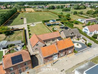 Voor meer info en foto’s, surf naar www.swevers.be – In het landelijke Geetbets vindt u deze karaktervolle hoeve op een perceel van ruim 2 hectare. De oorspronkelijke hoeve uit 1930 omvat o.a. een leefruimte van 36 m², keuken, badkamer, berging, bureau/praktijkruimte, drie slaapkamers en een zolder met uitbreidingspotentieel. Achteraan werd in 2019 een moderne casco-aanbouw gerealiseerd die tal van mogelijkheden biedt: van B&B tot gastenverblijf of praktijkruimte. Grote raampartijen zorgen voor veel lichtinval en verbinden binnen met buiten. Het domein is perfect voor paardenliefhebbers: open weides, een grote loods voor stallen en een brede oprit met ruime binnenkoer voor vlotte toegang. Rustig gelegen en toch centraal, met scholen op 3 km, openbaar vervoer op 400 m en winkels/horeca binnen een straal van 4 km. Voor meer informatie, bel 012 699 900. Bron bewoonbare oppervlakte: EPC – verslag.