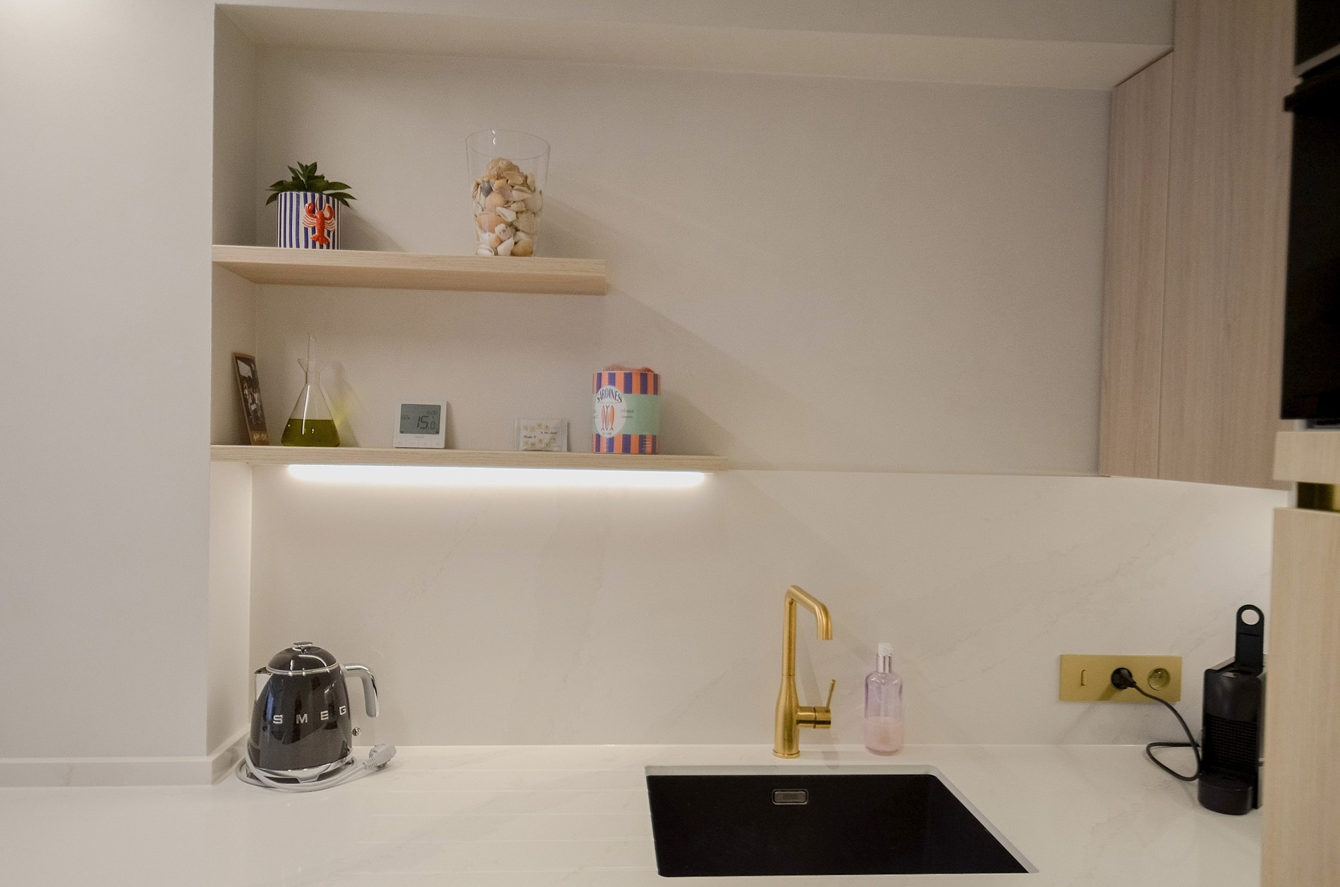 Appartement élégant entièrement rénové, à distance de marche de la mer et du centre commercial. - photo 5