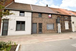 EEKLO - vanafprijs - 199.000 EURO - Gezinswoning met 3 slaapkamers, diepe tuin en enorm veel potentieel.Centraal gelegen in Eeklo. Deze ruime woning...