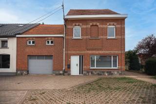 Voor meer info of om een bezoek in te plannen, neem contact op via 016199345 of via pieter.maes@homixx.be.<br /><br />Bent u op zoek naar een te renoveren woning in de regio van Aarschot? Dan is deze woning een echte must-see. Enkele van de vele troeven?<br />- Gelegen op een toplocatie in Rillaar, tussen de stadskernen van Aarschot/Diest, op 20 kilometer van Leuven en op nauwelijks 5 km van de oprit van de E314;<br />- Drie zeer ruime slaapkamers, alsook nog een zolderruimte die - mits de nodige renovaties - ingericht kan worden als vierde slaapkamer;<br />- Inpandige garage;<br />- Onderhoudsvriendelijke tuin met twee handige bijgebouwen die kunnen dienen als werk- of opslagruimte;<br />- ...<br /><br />INDELING:<br />- Gelijkvloers: inkomhal, toilet, ruime woonkamer met gezellige pelletkachel, sfeervolle, eiken keuken met zicht op de tuin, inpandige garage die kan dienen als bergruimte of voor het plaatsen van 1-2 wagen(s) en lichtrijke veranda, van waaruit u kan genieten van het zicht op de mooie tuin. Daarnaast zijn er nog twee kelders voor extra stockageruimte. Buiten is er een onderhoudsvriendelijke, groene tuin met twee extra bijgebouwen, die nog kunnen dienen als werk- of opslagruimte. <br />- Verdieping 1: 3 ruime slaapkamers en badkamer met toilet en bad.<br />- Verdieping 2: ruime zolder die kan fungeren als slaapkamer, hobbyruimte, opslagruimte,...<br /><br />Bent u benieuwd om deze unieke woning te bezoeken? Plan dan snel uw bezoek in!<br /><br />Wenst u een gratis waardebepaling van uw eigendom? Neem dan vrijblijvend contact op via 016199345 of via pieter.maes@homixx.be.