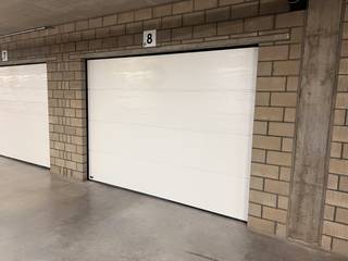 In de Sint-Rochusstraat 10 te Roeselare bieden wij een praktische garage aan, ideaal voor wie op zoek is naar extra ruimte of een veilige parkeerplek.<br /><br />De garage heeft een breedte van 3 meter, een diepte van 5,5 meter en een minimum hoogte van 2 meter. Ze bevindt zich in een afgesloten garagecomplex en is uitgerust met een elektrische garagepoort met afstandsbediening. De inrit is bovendien breed en vlot toegankelijk, wat zorgt voor extra gebruiksgemak.<br /><br />Door de centrale ligging in Rumbeke bevindt de garage zich op korte afstand van het centrum, met winkels, lokale handelszaken en andere dagelijkse voorzieningen in de buurt.<br />De vlotte bereikbaarheid maakt deze garage tot een interessante opportuniteit voor zowel eigen gebruik als investering. Een ideale oplossing voor wie op zoek is naar een eigen parkeerplaats of extra opslagruimte.<br /><br /><strong>Interesse?</strong> Voor meer informatie of een bezoek, neem gerust contact met ons op via 051 201 400 of mail naar info@dicasa.be.