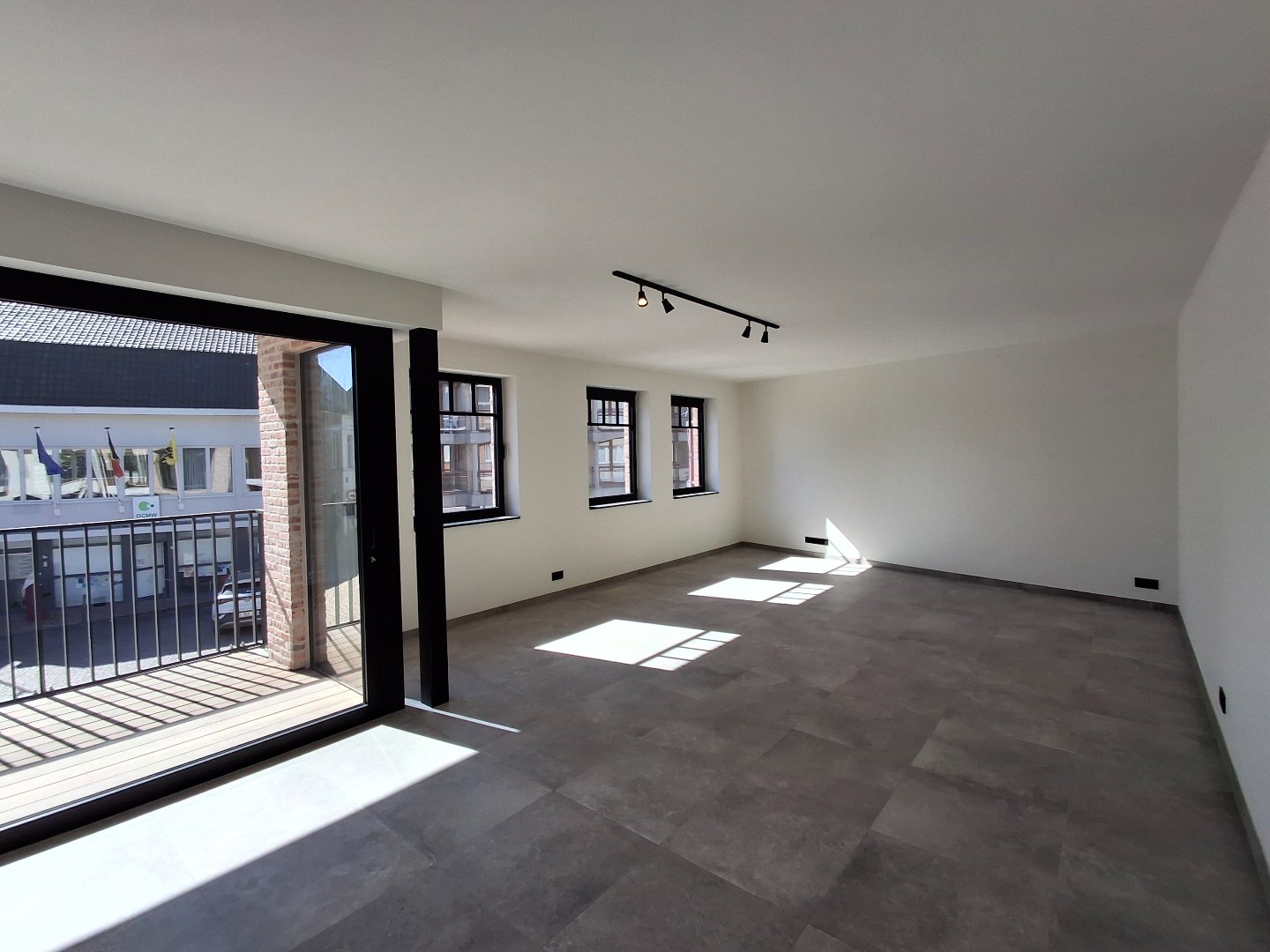 LICHTRIJK NIEUWBOUWAPPARTEMENT MET 2 SLPS | TERRAS EN AUTOSTAANPLAATS - foto 4