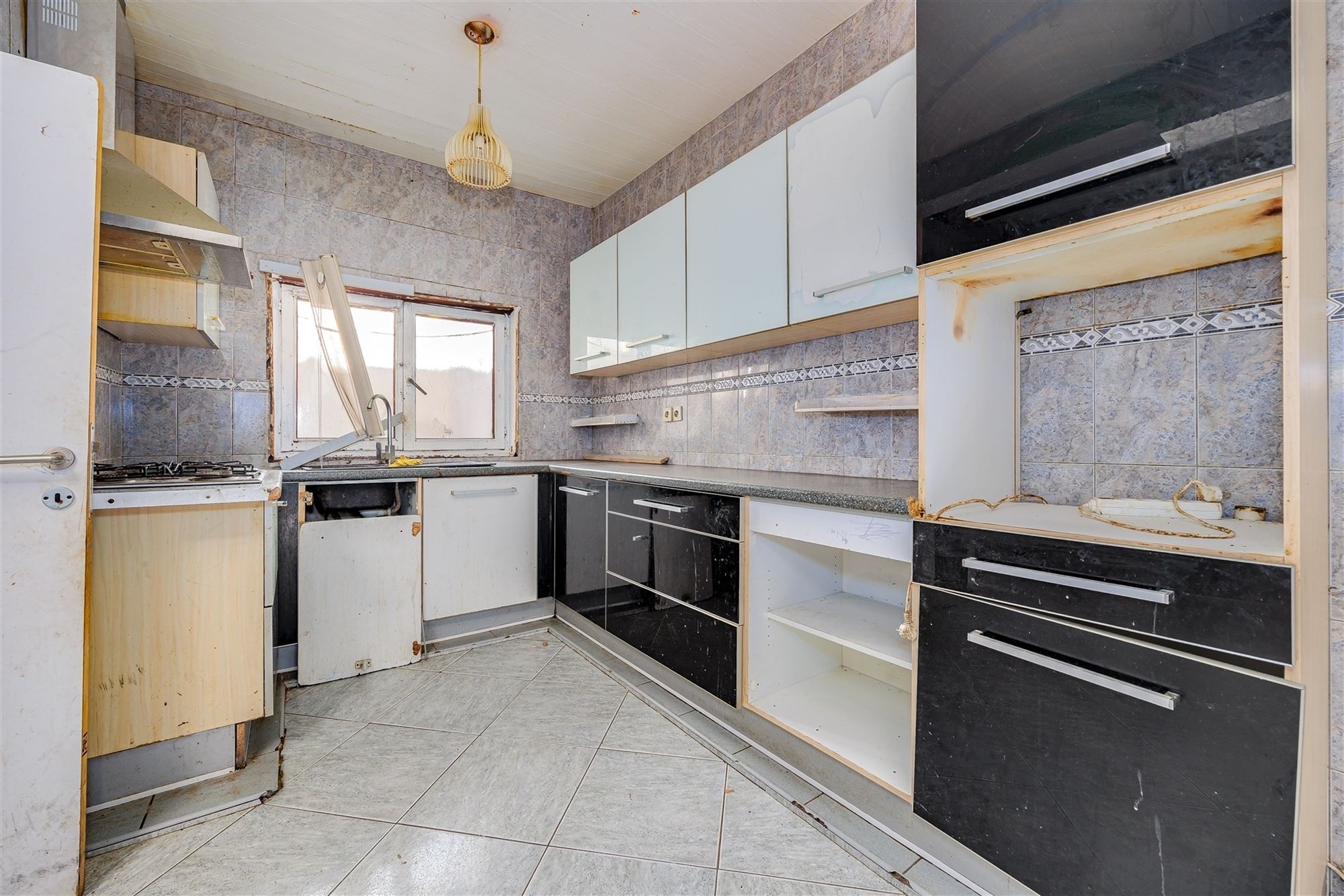 Te renoveren woning met 4 slaapkamers en koer - foto 5