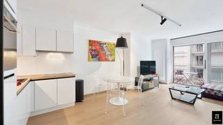 <p><span>Instapklaar vakantieappartement met mooi zijdelings zeezicht, gelegen op amper 30 meter van de Zeedijk in een brede zijstraat tussen het Rubensplein en het Casino.</span></p>
<p><span>Het appartement omvat een inkomhal met vestiaire en afzonderlijk toilet, een moderne open keuken voorzien van alle comfort, en een aangename leefruimte die uitgeeft op het voorterras met zicht richting zee. Verder beschikt het appartement over één slaapkamer en een badkamer met douche en lavabo.</span></p>
<p><span>Kelder inbegrepen. Fietsenberging op de gelijkvloerse verdieping. De residentie beschikt over een ruime, recent vernieuwde inkomhal en ook de voorgevel werd recent aangepakt.</span></p>