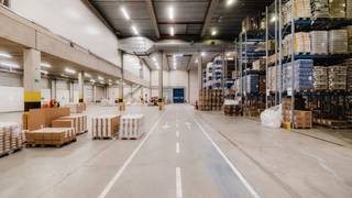 Logistiek magazijn te huur in het industrieterrein van Londerzeel, op slechts 600 meter van de A12. De site biedt UNIT 1: 2.795 m² magazijnruimte...