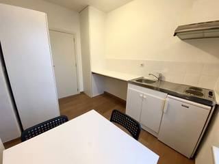 <p><span>NL. Telefonisch worden geen bezoekmomenten geregeld. Wenst u een bezoek? Gelieve dan het invulveld van deze website te vervolledigen met uw naam, uw telefoonnummer en uw e-mailadres. Wij zullen u vervolgens uitnodigen voor een bezichtiging. </span></p><p><span>FR. Aucune visite n'est organisée par téléphone. Vous souhaitez une visite ? Remplissez le formulaire de ce site web en indiquant votre nom, votre numéro de téléphone et votre adresse e-mail. Nous vous inviterons ensuite à une visite. </span></p><p><span>EN. Visits will not be arranged by phone. Would you like a visit? Then please complete the form on this website with your name, phone number and e-mail address. We will then invite you for a viewing. </span></p><p><span> </span></p><p><span>Prachtig gemeubelde studio met warmtepomp en zonnepanelen</span></p><p><span> </span></p><p><span>Gemeubelde studio Valerius De Saedeleerstraat 98, Aalst beschikbaar. Elk voorzien van bed, tafel, stoelen, bureau met bureaustoel, relax en gordijnen. Verwarming en koeling via warmtepomp, zonnepanelen, overdekte koer, gemeenschappelijke fietsenstalling. </span></p><p><span>Heel gunstige EPC-score met label B. </span></p><p><span>Huurprijs bedraagt 530 euro  + 60 euro provisie water en elektriciteit (aparte tussentellers) + 25 euro gemeenschappelijke kosten.</span></p><p><span>Beschikbaar vanaf 1/03/2026.</span></p><p><span> </span></p>