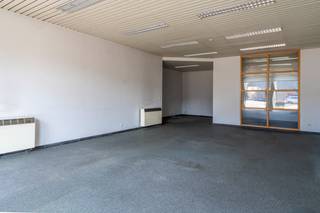 Deze commerciële ruimte aan Sint-Denisplaats biedt een uitstekende gelegenheid voor ondernemers die hun zaak willen vestigen in het hart van...