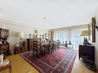 Well-maintained apartment for sale with exceptional potential in the heart of Knokke, located on the prestigious Van Bunnenlaan. With a...