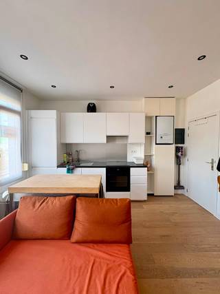 Instapklaar 1-slaapkamerappartement met ruim terras in Deurne Noord<br /><br />Instapklaar modern appartement van 41 m², gelegen op de eerste verdieping van een kleinschalig gebouw. Het appartement werd volledig gerenoveerd in 2023 en beschikt over een EPC-label B.<br /><br />Dit appartement beschikt over een lichtrijke leefruimte met open keuken. Daarnaast is er een ruim en zonnig terras incl. extra toegangsdeur. Verder omvat het appartement één comfortabele slaapkamer en een moderne badkamer met inloopdouche en toilet.<br /><br />Extra troeven zijn de nieuwe verwarmingsketel (december 2025), een ruime kelder met aansluiting voor een wasmachine (eventueel mee over te nemen).<br /><br />Samenvatting:<br /><br />41 m² bewoonbare oppervlakte<br />Ruim terras <br />1 slaapkamer<br />Volledig gerenoveerd (2023)<br />EPC-label B<br />Mogelijkheid slaapkamermeubels overnemen<br />Nieuwe verwarmingsketel (2025)<br />Ruime privatieve kelder met wasmachineaansluiting<br />Mogelijkheid wasmachine overnemen<br />Geen maandelijkse syndicuskosten<br />Gelegen in Deurne Noord, nabij winkels, openbaar vervoer en invalswegen<br /><br />Ideaal als starterswoning of als investering.