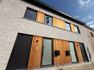 <p>Op een<strong> </strong>uitstekende en centrale ligging in Oostakker, vlak bij de dorpskern en met een vlotte aansluiting naar de R4, bevindt zich deze moderne en energiezuinige nieuwbouwwoning met maar liefst 4 slaapkamers.</p><p> </p><p>De woning biedt een aangename combinatie van ruimte, hedendaags comfort en energiezuinig wonen.</p><p> </p><p>Via de inkomhal komen we in de ruime en lichtrijke leefruimte, die aansluit op de moderne keuken. Vanuit de leefruimte is er rechtstreeks toegang tot het terras en de aangename  tuin..</p><p>Verder beschikt het gelijkvloers over een ruime berging, ideaal voor extra opslag en het stallen van fietsen.</p><p>Op de eerste verdieping bevinden zich 3 volwaardige slaapkamers en een comfortabele badkamer.</p><p>De tweede verdieping biedt nog een ruime 4e slaapkamer, aangevuld met een technische ruimte/extra berging.</p><p>Dankzij de praktische indeling en de vier slaapkamers is deze woning bijzonder geschikt voor gezinnen die op zoek zijn naar <strong>r</strong>uimte, comfort en een aangename buitenruimte, gecombineerd met de voordelen van een recente nieuwbouwwoning.</p><p> </p><p><strong>Troeven:</strong></p><ul><li><p> Moderne nieuwbouwwoning</p></li><li><p>4 volwaardige slaapkamers</p></li><li><p> Energiezuinig wonen</p></li><li><p> Zonnepanelen</p></li><li><p>Terras en aangename tuin</p></li><li><p> Centrale ligging nabij de dorpskern van Oostakker</p></li><li><p> Vlotte verbinding naar de R4</p></li></ul><p>Huurprijs: € 1.600/maand</p><p> </p><p>Interesse in deze unieke woning? Vraag vandaag nog uw bezoek aan! Een bezoek kan uitsluitend worden aangevraagd via onze website:<br />http://www.vastgoeddevos/te-huur</p><p>Klik het pand aan en vervolgens op "Maak een afspraak".</p>