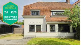 Knap gerenoveerde interbellum burgerwoning met behoud van authentieke elementen en heel wat troeven:<br />- Energie-efficiënt (EPC B)<br />- Asbestveilig<br />- Praktische indeling<br />- Oprit en dubbele garage<br />- Ligging<br />- 4 slaapkamers en 2 badkamers en 3 aparte toiletten<br /><br />Deze woning uit de jaren '40 werd in 2020 volledig gerenoveerd en uitgebreid met een mooie modern volume. Je komt er binnen in een grote hal met een natuurstenen vloer die leidt naar boven, het salon, en een portaal met toegang tot de spinde, een gastentoilet en de keuken.<br />Het ruime salon baadt in een historische grandeur, toch werd ook deze ruimte flink onder handen genomen, met nieuw schrijnwerk en vloerisolatie onder het originele parket. De monumentale schouw en pittoreske bar kleden de ruimte mooi aan.<br />De moderne aanbouw omvat eetplaats en de strakke, praktische keuken met marmeren werkblad Veel opbergruimte aan beide zijden van het riante eiland en kamerhoge kasten, waarvan 1 een doorgang is naar de wasruimte/berging/technische ruimte. Daar bevindt zich ook de achterdeur naar de oprit, ideaal om de boodschappen te lossen waar ze horen.<br />Boven is het oorspronkelijk volume voorbehouden voor de kinderen, met 3 flinke kinderkamers , een douchekamer en een apart toilet. De aangebouwde oudervleugel kom je binnen in een "dressinghal", die is volledig geflankeerd door een omvangrijke kastenwand.<br />Hier is ook de royale 2de badkamer met ligbad, douche en dubbele lavabo. Daarnaast heb je het aparte toilet en tenslotte de ouderkamer met weids zicht op het groen.<br />Er is ook een nog niet ingerichte zolder, waarvan de vloer is geïsoleerd en waar zich de ventilatie-unit bevindt.<br />COMFORT:<br />De woning heeft reeds een EPC-label B en toch zijn er nog enkele quick wins, die geen gigantische investeringen vergen. Een heel goede basis dus. <br />Ventilatiesysteem is aanwezig. In het nieuwe gedeelte is er vloerverwarming onder de gepolierde betonnen vloer, boven ligt overal parket. Regenwater is aanwezig,<br />Buiten kan je genieten van de ruime tuin, waar je ook een dubbele garage vindt, die nu wordt gebruikt als enerzijds tuinberging en anderzijds speelkamer. In dat bijgebouw zijn alle nutsvoorzieningen aanwezig.<br />Het is een halfopen bebouwing, met een brede oprit naar achter. Waar meerdere auto's kunnen geplaatst worden.<br />LIGGING:<br />De woning ligt op het beste plekje van de Baron Ruzettelaan, Je hebt er een voortuin met open zich op de vaart, een speelplein om de hoek, op 5 minuten fietsen van de Katelijnepoort, dichtbij vele winkels,...<br /><br />Een eerste bezoekdag is voorzien op zaterdag 13 juni, gelieve ons te contacteren om een tijdstip te reserveren. Wij geven graag elke bezoeker voldoende aandacht.