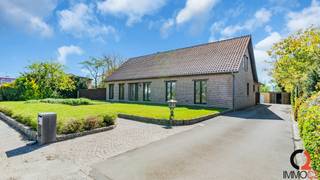 <p><strong>Karaktervolle open bebouwing met 5 slaapkamers, polyvalente hobbyruimte en bijgebouw op prachtig perceel van 1.775 m² in Veerle-Laakdal<br /><br /></strong>Langs de Diestse Baan in <strong>Veerle-Laakdal</strong> bevindt zich deze bijzonder ruime open bebouwing uit 1981, gelegen op een indrukwekkend perceel van maar liefst <strong>1.775 m²</strong>. Deze woning combineert royale volumes, een groene buitenomgeving en tal van mogelijkheden voor grote gezinnen, zelfstandigen of wie op zoek is naar extra hobby- of werkruimte.<br /><br />Vanaf het eerste moment voelt deze woning warm en uitnodigend aan. De lichtrijke leefruimte met gezellige <strong>Flam houtcassette</strong> biedt een prachtig zicht op de tuin en vormt het hart van de woning – een plek waar gezellig samenzijn centraal staat. Aansluitend bevindt zich de volledig ingerichte leefkeuken met ontbijthoek en directe toegang tot het terras, ideaal voor lange zomeravonden met familie en vrienden.<br /><br /><strong>Indeling<br /><br /></strong>Gelijkvloers<br />+ Inkomhal met open vestiairehoek<br />+ Apart gastentoilet met handenwasser<br />+ Ruime leefruimte met eet- en zithoek en zicht op de groene tuin<br />+ Volledig ingerichte leefkeuken met ontbijthoek en toegang tot het terras<br />+ Nachthal met toegang tot de kelder en verdieping<br />+ Slaapkamer 1 met ingemaakte kasten op parketvloer<br />+ Slaapkamer 2 met ingemaakte kasten op parketvloer<br />+ Slaapkamer 3 op parketvloer<br />+ Badkamer met ligbad<br />+ Wasplaats<br />+ Berging<br />+ Inpandige garage met automatische sectionaalpoort<br /><br /><strong>1e verdieping<br /></strong>+ Nachthal<br />+ Tweede badkamer<br />+ Slaapkamer 4<br />+ Slaapkamer 5<br />+ Zolderruimte boven de garage (mogelijkheid tot extra slaapkamer)<br />+ Polyvalente hobbyruimte van maar liefst <strong>85 m²</strong> – ideaal als atelier, bureau, studio, praktijkruimte of extra slaapkamers<br /><br />De woning is bovendien volledig onderkelderd, deels als volwaardige kelder en deels als kruipkelder.<br /><br /><strong>Buitenruimte<br /></strong>Ook buiten heeft deze eigendom bijzonder veel te bieden. De ruime tuin vormt een groene oase van rust en privacy, terwijl het aparte bijgebouw met <strong>2 garages en carport</strong> perfect is voor hobbyisten, zelfstandigen of extra opslagruimte. Tevens is er een afgesloten afrit met elektrisch bedienbare scharnierpoort.<br /><br /><strong>Extra info<br /></strong>+ Zonnepanelen aanwezig<br />+ Regenwaterrecuperatiesysteem<br />+ Balansventilatie systeem D<br />+ Centrale verwarming op aardgas via radiatoren<br /><strong>+ EPC:</strong> <strong>214 kWh/m²/jaar – Label C<br /></strong>+ Elektrische installatie niet conform AREI<br />+ Asbestattest: 4 materialen zorgvuldig beheren en 1 dringend verwijderen<br />+ P-score: D | G-score: D<br /><br /><strong>Ligging<br /></strong>De woning geniet van een strategische ligging in <strong>Veerle-Laakdal</strong>, met winkels, scholen en openbaar vervoer in de onmiddellijke omgeving. Bovendien bevindt de <strong>E313</strong> zich op korte afstand, wat zorgt voor een vlotte verbinding richting Antwerpen en Hasselt.</p>
