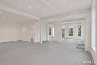 Commercieel gelegen handelsgelijkvloers op toplocatie te koop!Deze ruime handelsruimte (183 m²) wordt casco aangeboden en biedt tal van mogelijkheden...