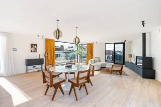 Op een absolute toplocatie in het bruisende hart van Gent, op een steenworp van de Korenmarkt en het Sint-Baafsplein, staat dit exclusieve duplex penthouse te koop. Dankzij deze unieke centrale ligging bevinden winkels, gezellige horeca en culturele hotspots zich letterlijk om de hoek. Daarnaast geniet de buurt van een uitstekende bereikbaarheid via het openbaar vervoer (tram en bus).<br /><br />Bij het betreden van het appartement wordt u verwelkomd in een stijlvolle inkomhal met ruime opbergmogelijkheden. Verder vindt u een gastentoilet, drie bijzonder ruime slaapkamers en 2 luxueuze badkamers.<br /><br />Op de bovenverdieping van dit duplex-penthouse wacht een lichte en elegante leefruimte die pure luxe uitstraalt. Deze vloeit naadloos over in de volledig uitgeruste designkeuken. Via het grote schuifraam bereikt u het eerste terras, de perfecte plek om te genieten van een diner met zicht op de stad.<br /><br />De absolute blikvanger? De terrassen met een adembenemend panoramisch uitzicht over de Gentse skyline, met het Belfort en de Sint-Baafskathedraal als iconisch decor. Dit unieke pand staat nu te koop voor wie zoekt naar ongeëvenaarde stedelijke luxe.<br /><br />Bestuursmaatregelen in het maatregelenregister: nee