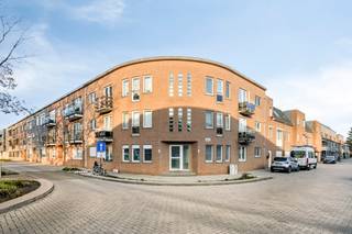 <p><strong>Tessenderlo: verzorgd appartement met 2 slaapkamers en terras op centrale ligging</strong></p>

<p>Dit appartement is gelegen aan het Eikelplein in Tessenderlo, op een rustige en tegelijk centrale locatie. Dankzij de nabijheid van winkels, openbaar vervoer en diverse voorzieningen geniet u hier van een uiterst praktische woonomgeving. Een ideale ligging voor wie comfortabel wil wonen met alle faciliteiten binnen handbereik.</p>

<p>Het appartement werd gebouwd in 1995 en beschikt over een praktische indeling met twee slaapkamers en een aangenaam terras. Dankzij het gunstige EPC-label B geniet u bovendien van een energiezuinige en comfortabele woonst. De lichtrijke leefruimtes en functionele indeling maken dit appartement bijzonder geschikt voor zowel koppels, gezinnen als investeerders.</p>

<p><strong>INDELING:</strong></p>

<p>Inkomhal met apart toilet, lichtrijke woonkamer met toegang tot het terras, functionele keuken, twee slaapkamers, badkamer met ligbad en wastafel, en een praktische berging.</p>

<p><strong>Buiten:</strong> aangenaam terras waar u in alle rust kan genieten van de buitenlucht.</p>

<p><strong>TROEVEN:</strong></p>

<ul><li>Centrale en toch rustige ligging</li><li>Energiezuinig appartement met EPC-label B</li><li>Twee volwaardige slaapkamers</li><li>Praktische en functionele indeling</li><li>Terras voor extra wooncomfort</li></ul>

<p>Bent u op zoek naar een verzorgd appartement op een uitstekende locatie in Tessenderlo? Ontdek zelf de troeven van deze eigendom en plan vandaag nog uw bezoek!</p>

<p>JOUW DROOMAPPARTEMENT. ZO GEVONDEN!</p>