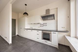 Bent u op zoek naar een instapklaar appartement op een absolute topligging? Dit zeer mooie en uitstekend gelegen dakappartement bevindt zich op de 4de verdieping van een verzorgd gebouw mét lift, op wandelafstand van Het Groen Kwartier en tal van winkels, horeca en openbaar vervoer.<br />Via de charmante en authentieke inkomhal, die toegang verleent tot alle ruimtes, komt u het appartement binnen. Meteen vallen de grote raampartijen in de leefruimte op, die zorgen voor een overvloed aan natuurlijk licht en een aangenaam zicht op de Gertrystraat.<br />De halfopen keuken is volledig geïnstalleerd met alle hedendaagse toestellen en sluit naadloos aan op de leefruimte. Ook hier geniet u van veel lichtinval, wat het geheel extra ruimtelijk en aangenaam maakt.<br />De ruime slaapkamer biedt voldoende plaats voor een groot bed en een kleerkast. Aansluitend bevindt zich de badkamer, uitgerust met een lavabomeubel, douche, toilet en aansluiting voor was- en droogmachine.<br />Daarnaast beschikt het appartement over een aparte kelderberging en een gemeenschappelijke fietsenberging.<br />Troeven:<br />Zeer gunstig EPC<br />Elektriciteit conform<br />Instapklaar<br />Verzorgd gebouw met lift<br />Absolute toplocatie<br />Ideaal als startersappartement of als interessante investering. Een unieke kans op een gegeerde locatie!<br /><br />Benieuwd naar meer? Neem contact op voor een bezichtiging via 0483 577 279  of mail naar zaka@wellimmo.net