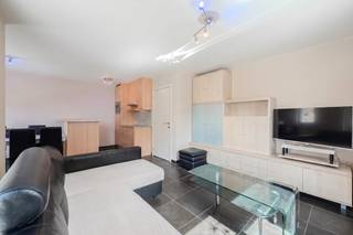 Het appartement is mooi onderhouden en bevindt zich op de eerste verdieping van de residentie Mauritz, een kleinschalige residentie te centrum Middelkerke. Het appartement heeft twee slaapkamers en een aangenaam terras. Bijkomend is er ook een kelderberging. <br /><br />Indeling: <br />- Inkomhall<br />- Gastentoilet<br />- Woonkamer met keuken voorzien van microgolf, vaatwasmachine en elektrisch vuur<br />- Zuid-west gericht terras<br />- Berging met aansluiting wasmachine<br />- Slaapkamer 1<br />- Slaapkamer 2<br />- Badkamer met douche en enkele lavabo<br />- Kelderberging<br /><br />Troeven:<br />- Mooi onderhouden<br />- Centrale locatie<br />- Kleinschalige residentie<br />- Lichtrijk hoekappartement<br />- EPC label A<br /><br />Interesse in dit appartement te Middelkerke? Neem vandaag nog contact op voor een plaatsbezoek!<br /><br /><br />Bestuursmaatregelen in het maatregelenregister: nee