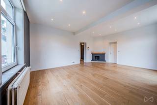 <p>We Invest a le plaisir de vous présenter ce bel appartement situé <strong>Rue Geleytsbeek 250 à Uccle</strong>, au sein d’un immeuble bien entretenu, dans un environnement calme et verdoyant à deux pas du <strong>Parc de la Sauvagère</strong>, des commerces, des écoles et des transports en commun.</p>
<p>D’une superficie d’environ 75 m², l’appartement séduit par sa luminosité et son beau potentiel d’aménagement. Il se compose d’un séjour spacieux de 28 m² donnant accès à un balcon orienté sud-ouest, d’une cuisine séparée qui peut être facilement ouverte afin de créer un espace de vie plus convivial, ainsi que d’un hall d’entrée avec vestiaire intégré.</p>
<p>La partie nuit comprend deux chambres confortables de 14 m² et 11 m², une salle de bains et un WC séparé. Une cave privative complète le bien.</p>
<p>Grâce à sa configuration, son emplacement privilégié et la qualité de son environnement, cet appartement représente une opportunité idéale pour un premier achat, une petite famille ou encore un projet d’investissement.</p>