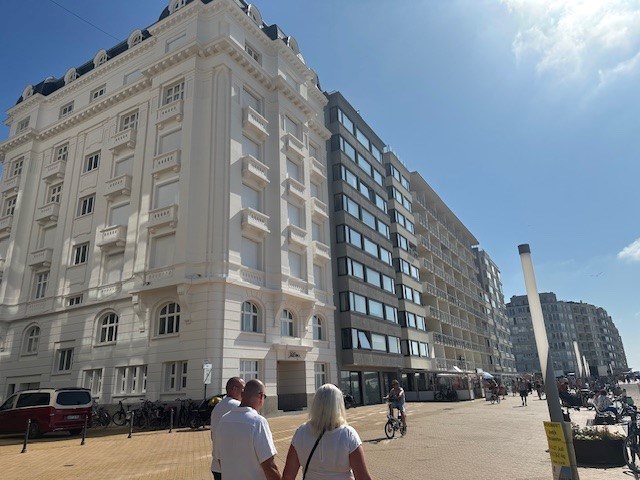 Handelspand  op topligging  .  Strandplein.   Ruim 200 m2  .       Tegen 1 juni volledig nieuw afgewerkt - foto 1
