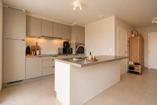 In de recente Residentie Kemzeke bevindt zich dit instapklare appartement op de 2de verdieping, met een bewoonbare oppervlakte van 102 m² en een zonnig terras (ZW-oriëntatie).<br /><br />Indeling:<br /><br />De lichtrijke leefruimte sluit mooi aan op de open keuken, uitgerust met kwalitatieve Smeg-toestellen en een praktische ontbijtbar. Via het schuifraam bereikt u het terras. Verder beschikt het appartement over twee ruime slaapkamers, een grote badkamer met lavabomeubel, kolomkast, inloopdouche en toilet, een apart gastentoilet, een nachthal met ingemaakte kast en een praktische berging met wasaansluiting.<br /><br />Comfort & technieken:<br /><br />- EPC A+ (E-peil 14)<br />- vloerverwarming met HR gasketel<br />- ventilatiesysteem D met warmterecuperatie<br />- akoestisch glas aan de straatzijde<br />- professioneel geschilderd en voorzien van LED-verlichting<br /><br />Extra troeven<br />- Verhuurd aan €1050/maand, wat zorgt voor een interessant rendement<br />- privatieve zonnepanelen op de garage<br />- ruime, gemetste garage met automatische sectionaalpoort (aan te kopen aan €32.000)<br />- lift aanwezig in het gebouw<br /><br />Ligging:<br />Uitstekend gelegen tussen Sint-Niklaas en Hulst, met vlotte verbinding naar E17 en N49 en alle voorzieningen in de nabijheid.<br /><br />Op zoek naar een woning, appartement of bouwgrond in het Waasland of de Denderstreek?<br />De Boer & Partners Waas & Dender begeleidt u graag bij de aankoop of verkoop van vastgoed in deze ruime regio.<br />Wenst u dit pand te bezoeken? Contacteer ons via waasendender@deboerenpartners.be of 03 377 55 00.