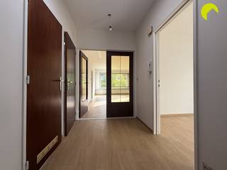 <p><span>Dans le quartier résidentiel agréable de « Buizegem », nous trouvons cet appartement de 3 chambres avec une terrasse ensoleillée, situé dans un petit immeuble très calme et bien entretenu comprenant 3 logements.</span></p><p><span>Un emplacement agréable avec beaucoup de verdure dans les environs immédiats et une bonne accessibilité. Le centre d'Edegem, les transports en commun et de nombreux commerces locaux sont tous accessibles à pied ou à vélo !</span></p><p><span> </span></p><p><span>Aménagement :</span></p><p><span>Nous entrons dans l'appartement par le hall d'entrée, équipé d'un WC séparé et d'un débarras pratique avec raccordement pour lave-linge/sèche-linge.</span></p><p><span>Nous arrivons ensuite dans le salon spacieux avec cheminée décorative, qui bénéficie d'une grande luminosité grâce aux grandes fenêtres. </span></p><p><span>Vous trouverez ensuite une cuisine basique, mais récemment rénovée, équipée d'une cuisinière à gaz avec hotte, d'un évier avec égouttoir et de nombreux rangements. </span></p><p><span>Enfin, un garage spacieux est disponible avec l'appartement, qu'il est obligatoire de louer pour 75 € par mois. </span></p><p><span> </span></p><p><span>Points forts : </span></p><p><span>·Situation centrale : à quelques pas de la Romeinse Put, des écoles, des transports en commun, des commerces, etc.</span></p><p><span>·3 chambres à coucher spacieuses </span></p><p><span>·Cave privée </span></p><p><span>·Place de parking obligatoire à louer pour 75 € par mois</span></p><p><span> </span></p><p><span>Infos utiles :</span></p><p><span>·Disponible immédiatement</span></p><p><span>·Frais mensuels : 10 €/mois (minuterie parties communes)</span></p><p><span>·Garantie locative 3 mois </span></p><p><span>·État des lieux 225 €</span></p><p><span>·PEB : 255 kWh/m²</span></p><p><span> </span></p><p><span>!!! NOUVEAU : PRENEZ DÈS À PRÉSENT VOTRE RENDEZ-VOUS VIA NOTRE MODULE EN LIGNE !!! </span></p><p><span>Rendez-vous sur la page de la propriété concernée sur notre site web www.habicom.be, puis cliquez sur le bouton rose « PLANIFIER UNE VISITE ».</span></p>