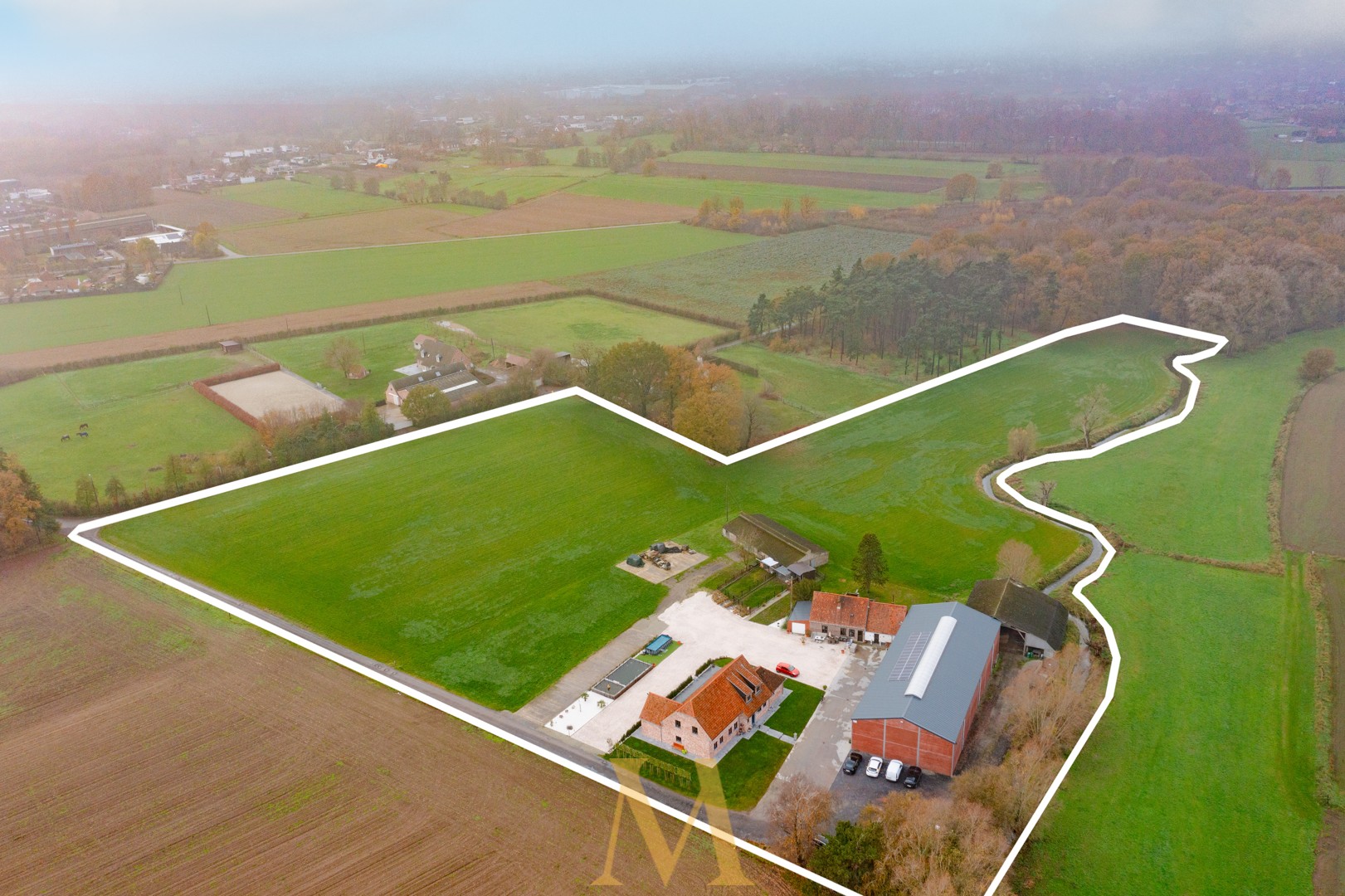 Unieke recente hoeve met indrukwekkende hangar op 3 hectare nabij Olsene - foto 1