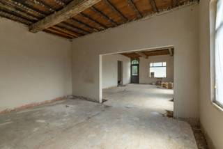 Binnenkort te koop casco handelsruimte op zeer gunstige ligging te Lievegem met ruime parking naast gebouw.