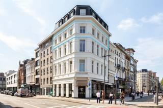 Wilt u de eerste bewoner worden van dit stijlvolle appartement op de derde verdieping van een kleinschalige residentie waarvan de totaalrenovatie recent werd voltooid? Dit bemeubelde appartement is gelegen in de Bresstraat, op de hoek met de Amerikalei, op een absolute toplocatie in Antwerpen. U woont hier op wandelafstand van het bruisende Zuid, het Marnixplein en het KMSKA, omringd door tal van gezellige restaurants, cafés en boetieks. Bovendien geniet u van een uitstekende bereikbaarheid dankzij de vlotte verbindingen met het openbaar vervoer en de belangrijkste invalswegen.<br /><br />Het kloppende hart van het appartement is zonder twijfel de lichtrijke leefruimte, waar de grote raampartijen een overvloed aan natuurlijk licht binnenbrengen. De stijlvolle open keuken met centraal kookeiland vormt het middelpunt van de ruimte en is uitgerust met hoogwaardige inbouwtoestellen, waaronder een BORA-kookplaat met geïntegreerde dampkap en een Quooker-kraan. De keuken vloeit naadloos over in de gezellige eetruimte en de sfeervolle woonkamer, waardoor een open en harmonieus geheel ontstaat. De smaakvolle, kwalitatieve afwerking en het zorgvuldig gekozen meubilair versterken de moderne en elegante uitstraling van dit appartement.<br /><br />Verder beschikt het appartement over twee volwaardige slaapkamers, elk voorzien van maatwerkkasten die optimaal gebruikmaken van de beschikbare ruimte. Aansluitend bevindt zich een stijlvolle ensuite badkamer, uitgerust met een ruime inloopdouche en een modern wastafelmeubel met praktische opbergruimte. De hoogwaardige afwerking en het doordachte ontwerp zorgen voor een comfortabel en luxueus woongevoel.<br /><br />Kortom, een uitzonderlijk appartement waar luxe, comfort en een topligging perfect samenkomen.<br /><br />Huurprijs: 1.795,00 EUR/maand<br />Kosten: 195,00 EUR/maand (incl gas, water & elektriciteit)<br />Beschikbaarheid: onmiddellijk <br /><br />Interesse?<br />Contacteer LISTED voor een bezoek: +32 3 283 51 51<br />
