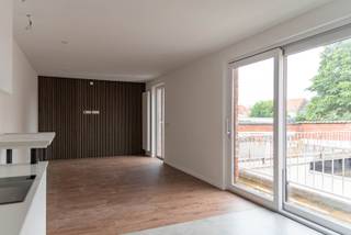 Deze vernieuwde duplex is gunstig gelegen in Zwijndrecht, op korte afstand van winkels, supermarkten, scholen en openbaar vervoer. Ook belangrijke verbindingswegen zijn vlot bereikbaar, waardoor je je gemakkelijk kunt verplaatsen naar Antwerpen en de omliggende gemeenten. De centrale ligging combineert het gemak van alle dagelijkse voorzieningen met het aangename woonkarakter van Zwijndrecht.<br /><br />De duplex is praktisch ingedeeld en biedt met drie slaapkamers voldoende ruimte en comfort. Op de eerste verdieping bevinden zich twee slaapkamers met laminaatvloer, een badkamer uitgerust met een inloopdouche en lavabomeubel, en een apart toilet. De tweede verdieping beschikt over een ruime masterbedroom met een afzonderlijk toilet, wat zorgt voor extra privacy en comfort. Daarnaast werd het dak en muren geïsoleerd, wat bijdraagt aan een aangenaam wooncomfort.<br /><br />De woning is onmiddellijk beschikbaar en er zijn geen gemeenschappelijke kosten.<br /><br />Ben je op zoek naar een ruime, vernieuwde duplex op een centrale locatie? Neem gerust contact met ons op voor meer informatie of om een bezoek in te plannen!<br /><br />EPC: 587 kWh/m²