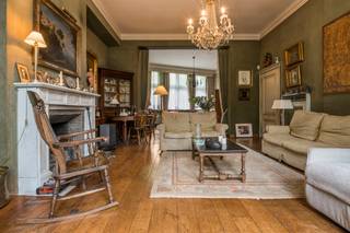 [[ DIT PAND NEEMT DEEL AAN DE ERA OPEN HUIZEN DAG OP 6/12 VAN 16:00 TOT 17:00 ]]
<p><strong>Altijd al gedroomd van een unieke herenwoning in het hart van Dendermonde, met zicht op het water?</strong> <strong>Zoek niet verder!</strong><br /><br />Deze uitzonderlijke eigendom combineert karakter, ruimte en een topligging in één geheel.</p>

<p>Met zijn prachtige gevel, authentieke elementen en majestueuze trappenhal die over de volledige hoogte zichtbaar is, ademt dit pand klasse en grandeur.</p>

<p>De woning beschikt over een royale inkomhal (38 m²), ideaal voor ontvangst. Een extra ruimte (22m²-12m²), is ideaal voor een vrij beroep. De leefruimte is lichtrijk en ruim (living 60 m²), met aansluitend een praktische keuken en gastentoilet.</p>

<p>Op de eerste verdieping vindt u drie grote slaapkamers (34 - 29 - 21 m²), twee badkamers, een aparte dressing én een ruime hal (25 m²). De grootste slaapkamer is ingericht als volwaardige studio met eigen keuken — perfect als kangoeroewoning, praktijkruimte of luxe master suite.</p>

<p>De tweede verdieping biedt nog eens vier (mogelijke) slaapkamers (22 - 17 - 28 - 26 m²), een derde badkamer, apart toilet en een indrukwekkende traphal.</p>

<p>Met een bruikbare kelder (119 m²) én een garage voor twee wagens, is dit huis ook praktisch bijzonder sterk.</p>

<p>Dit is een unieke kans voor wie op zoek is naar iets buitengewoons — een woning die charme, ruimte en mogelijkheden samenbrengt op een toplocatie.<br /><br />Een erfgoedlening met verlaagde interestvoet is mogelijk.</p>

<p><strong>Laat deze buitenkans niet voorbijgaan. Kom de sfeer zelf beleven en laat u overtuigen. Uw droomwoning wacht op u.</strong></p>