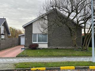 <p><span>Maison individuelle agréablement située à proximité du parc municipal, des commerces, de l'autoroute, des écoles et du centre sportif : hall d'entrée, spacieux séjour, grande cuisine équipée, wc, salle de bains, 6 chambres, grenier, garage avec portail automatique, buanderie, cave, chauffage central, terrasse, jardin et abri de jardin.  Double vitrage. Eau de pluie.  Construite en 1963. Epc C 261 kWh/m².  Pour info ou visite, appelez 056.21.58.00 ou www.immo-lvb.be.</span></p>