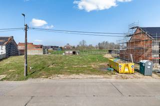 <p><strong>Rustig gelegen bouwgrond</strong> in Meerbeke, op wandelafstand van het Neigembos en het Berchembos. Deze locatie biedt een aangename, groene omgeving gecombineerd met een vlotte aansluiting op de belangrijkste verbindingswegen richting Ninove en Brussel.<strong> Het perceel heeft een oppervlakte van 4 are 94 centiare en is bestemd voor het bouwen van een halfopen bebouwing. </strong>De grond beschikt over een perceelbreedte van 14 meter en een diepte van 36,25 meter. Volgens de geldende voorschriften bedraagt de maximale bouwdiepte 15 meter op het gelijkvloers en 12 meter op de eerste verdieping. De toegelaten bouwbreedte is 10,91 meter en de maximale kroonlijsthoogte is vastgelegd op 6,50 meter. Deze bouwgrond vormt een uitstekende opportuniteit voor wie op zoek is naar een rustige woonomgeving met een vlotte bereikbaarheid en een strategische ligging ten opzichte van Ninove en Brussel. (Maatregelen opgenomen in het maatregelenregister: nee) (Stedenbouw in aanvraag)</p>