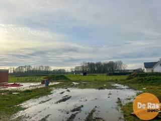 LEDE - Landelijk gelegen bouwgrond, halfopen bebouwing/Lot 1<br /><br />Zeer rustig gelegen bouwgrond, Zuid-West gerichte tuinen, met uitzicht op natuur en weides in een straatje zonder verkeer!<br /><br />Bouwbreedte 7,84m<br />Bouwdiepte gelijkvloers 14m<br />Bouwdiepte eerste verdiep 12m<br /><br />Details op kantoor na afspraak: 053/60.65.60