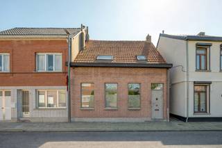 IN OPTIE !! Lichtrijke gezinswoning waar binnen en buiten naadloos in elkaar overlopen. Deze woning ligt in een aangename, gegeerde buurt in Ekeren, op een plek waar alles mooi samenkomt: rustig wonen, maar toch vlakbij scholen en belangrijke invalswegen.<br />Van bij het eerste aanzicht voel je dat hier meer achter schuilt. De brede gevel geeft het al prijs, en eenmaal binnen wordt dat gevoel alleen maar bevestigd. De inkomhal is ruim en praktisch, de leefruimte warm en uitnodigend, een plek waar je je meteen thuis voelt. Achteraan loopt alles mooi door naar de veranda en open keuken, met zicht op de tuin. Hier zit potentieel om echt iets moois van te maken.<br />Tussen de verdiepingen vind je nog een extra hoekje dat zich perfect leent als bureau of speelhoek , zo’n plek die je naar eigen invulling kan laten meegroeien met je leven.<br />Boven zijn er drie slaapkamers en een badkamer onder het dak, waar de veluxramen zorgen voor een zachte, natuurlijke lichtinval die de ruimtes extra aangenaam maakt.<br />Buiten is het minstens even fijn: een zonnig zuidgericht terras, een privatieve tuin waar je in alle rust kan genieten, en achteraan een stevig tuinhuis. De achtertoegang via de servitudeweg is een praktische troef die je elke dag zal appreciëren.<br />Ja, deze woning vraagt wat opfrissing. Maar net daarin zit de kans: hier kan je stap voor stap jouw eigen thuis creëren, op een locatie die altijd waarde behoudt.<br />Een woning met karakter, ruimte en vooral veel mogelijkheden.<br />Interesse? Bel Katrin op 03/283 44 00 of mail naar Katrin@wollaertvastgoed.be