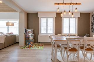 Wenst u meer informatie of een bezoek in te plannen? Contacteer Simon 0498/123.708 of simon@vicusvastgoed.be<br />Te koop: Woning met volledig ingerichte slagerij. <br /><br />Deze eigendom bevindt zich op een perceel van 438 m² en werd grondig gerenoveerd in 2004, gelegen op een commercieel goede locatie in Veldegem.<br />Makkelijk te bereiken via snelwegen en toegangswegen.<br />De woning beschikt over maar liefst 5 volwaardige slaapkamers, ideaal voor grote gezinnen of wie extra ruimte wenst.<br /><br />Indeling woning:<br />• Ruime inkomhal met plaats voor fietsen<br />• Gezellige, aparte eetplaats<br />• Volledig geïnstalleerde keuken met dubbele gootsteen, inductieplaat, ingebouwde oven en microgolf, en tal van opbergkasten<br />• Praktische wasplaats met rekken<br />• Zolderberging<br />• Badkamer uitgerust met ligbad, stoomdouche en dubbele lavabo<br /><br />Buitenruimte:<br />• Aangenaam terras<br />• Ruime tuin<br />• Garage<br /><br />Handelsgedeelte (slagerij):<br />• Winkelruimte aan de voorzijde<br />• Achterliggende werkplaats<br />• Professionele frigocellen<br />• Kantine/eetruimte voor personeel met kleine keuken en koelkast<br /><br />Extra troeven:<br />✔ Mogelijkheid tot parkeren voor de slagerij<br />✔ Gelegen op een commerciële toplocatie<br />✔ In dezelfde straat bevinden zich een bakkerij, supermarkt en apotheek<br />✔ Vlotte verbinding naar de autosnelweg richting Brugge en andere steden<br />✔ Zonnepanelen<br />✔ Warmtepomp<br /><br />Wenst u meer informatie of een bezoek in te plannen? Contacteer Simon 0498/123.708 of simon@vicusvastgoed.be
