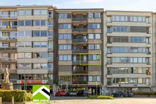 Dit ruim appartement (100m²) is gelegen op de derde verdieping van residentie De Link, een verzorgd gebouw met achterliggende garages, ideaal in het stadscentrum.<br /><br />Centrale inkomhal met trappenhal, lift en gemeenschappelijke berging gelijkvloers, ideaal voor boodschappentas, rollator, ....<br /><br />INDELING APPARTEMENT: <br />x ruime inkomhal met veiligheidsdeur, vestiairehoek, apart toilet en dubbele glazen deur naar de woonkamer; <br />x mooie, lichte woonkamer met plankenvloer en vrij uitzicht op de Wallen en de Basiliek; <br />x aparte keuken met doorgang naar het terras aan de voorzijde; <br />x naastgelegen berging/wasruimte met een recente condensatieketel op aardgas (2021); <br />x badkamer met ligbad, douche en lavabomeubel; <br />x 2 slaapkamers aan de achterzijde, waarvan 1 met een balkonterras.<br /><br />In 2024 werden de ramen vernieuwd in aluminium met hoogrendementsbeglazing, voorzien van lamellen, overgordijnen en verduisteringsgordijnen.<br /><br />Het appartement heeft een gunstig EPC label B of 124kWh.<br /><br />Verder is er in de kelderverdieping een private berging, en rij je via de gemeenschappelijke inrit met elektrische poort door naar de private garage.<br /><br />Dit appartement is ook een interessante investering voor verhuur.<br /><br />INTERESSE? Maak dan telefonisch een afspraak voor bezichtiging of mail uw vragen aan roland@immo-leroi.be.