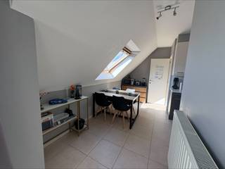 Dit duplex appartement bevindt zich in de Distellaan, zeer centraal, op 1 minuut van strand verwijderd en in de straat zelf vinden we allerlei dagelijkse faciliteiten terug.<br /><br />Zo heeft u beneden een Delhaize, slager, bakker, verschillende horecazaken en winkels.<br /><br />Het appartement bevindt zich op de vierder verdieping van een rustige residentie.<br /><br />De indeling is als volgt: eerste verdieping: inkomhal - leefruimte met zonneterras - keuken - berging met aansluiting wasmachine. Tweede verdieping: badkamer met douchecabine, toilet en wasmeubel - ruime slaapkamer - bergruimte die eventueel als kleine slaapkamer gebruikt kan worden. <br /><br />Beschikbaar vanaf 01/10/2026.<br /><br />Bezoek aanvragen kan via onze website! <br /><br />Voorschot water bedraagt 50€. <br /><br />