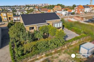 Op amper 350 meter van het strand bevindt zich deze bijzonder ruime villa op een royaal perceel. De woning valt op door haar uitzonderlijk ruime leefruimtes en biedt zowel binnen als buiten volop comfort. Op het gelijkvloers bevinden zich een royale leefruimte met parketvloer, een ruime keuken, veranda, bureau en vier slaapkamers, waarvan één ook perfect als bureau kan worden gebruikt, naast een badkamer. De kelderverdieping biedt een dubbele garage, hobbyruimte, wasberging en verschillende praktische bergruimtes. Ook de ruime zolder biedt heel wat mogelijkheden. Rondom de woning zijn verschillende terrassen aanwezig, waaronder een zonnig zuidgericht terras. Dankzij de zonnepanelen, zonneboiler en gunstige EPC-score geniet u bovendien van een energiezuinige woning op een absolute topligging vlak bij zee.<br />EPC: 173 kWh/m² - UC: 3321803 ~ Vg, Wg, Gvkr, Gvv, Gmo ~ Ref. MI25103